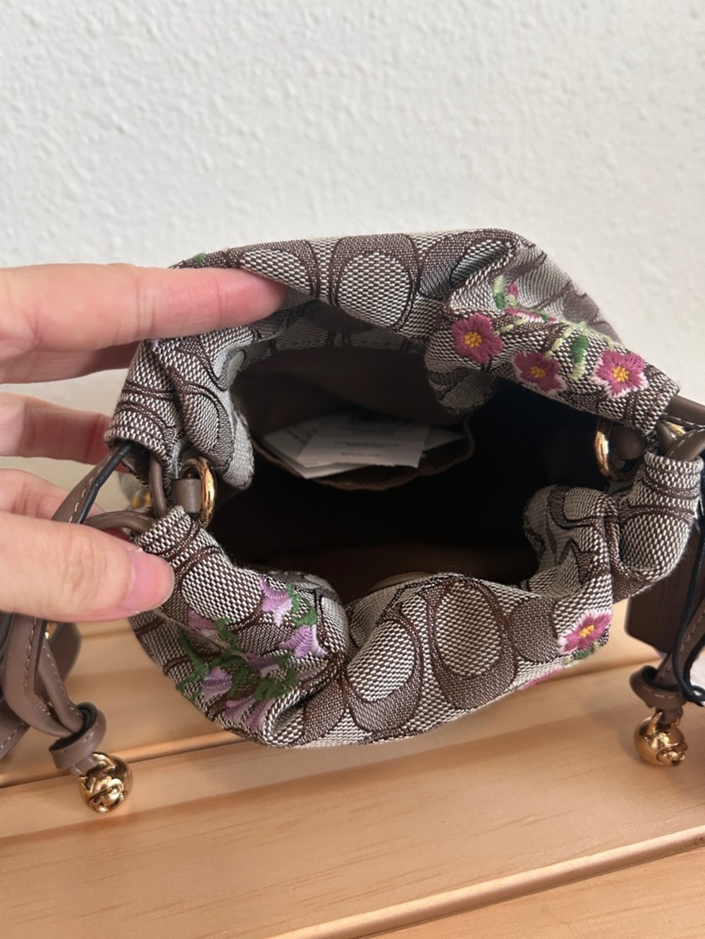 NWT🌷Coach Faye Mini Drawstring Bag
Signature Jacquard With Floral Embroidery - Picture 3 of 10